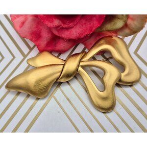 MONET Signed Brooch Pin Brushed Gold Tone Elegant Graceful Ribbon 3" Stunning